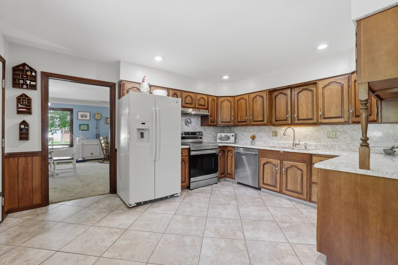 526 W Reade Ave - Photo 5 of 17
