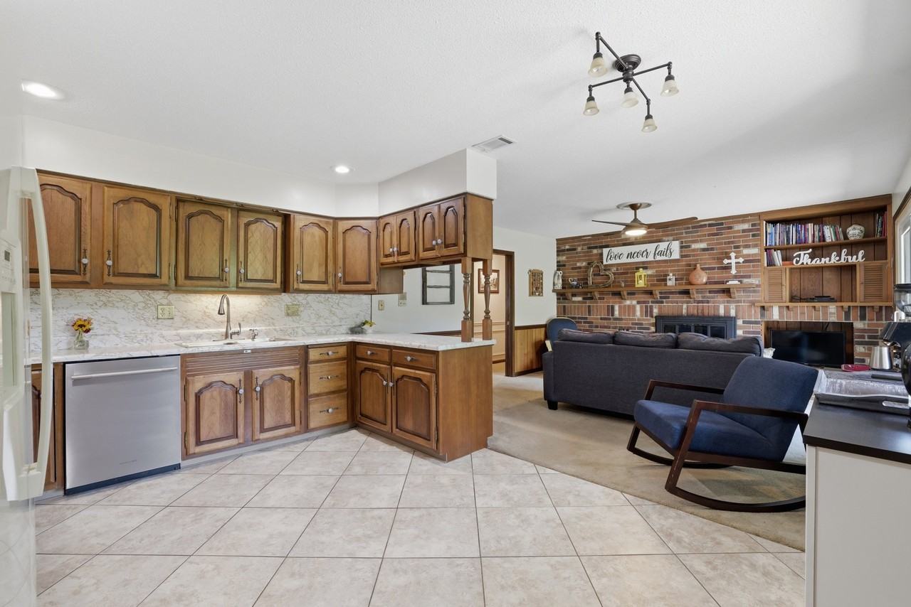 526 W Reade Ave - Photo 6 of 17
