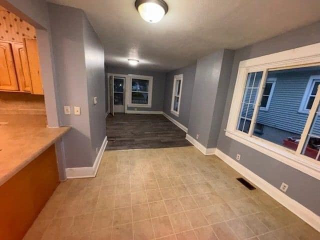2061 N College St - Photo 4 of 20