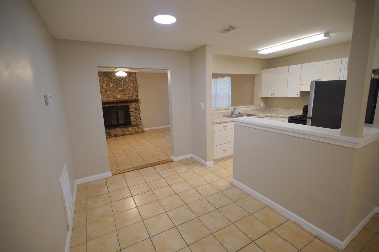 2808 Southwood Dr - Photo 4 of 25