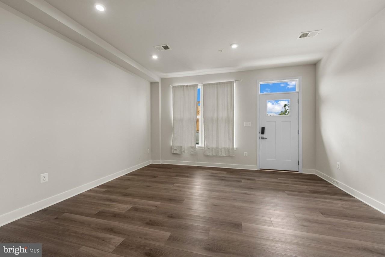 814 Watts St - Photo 4 of 35