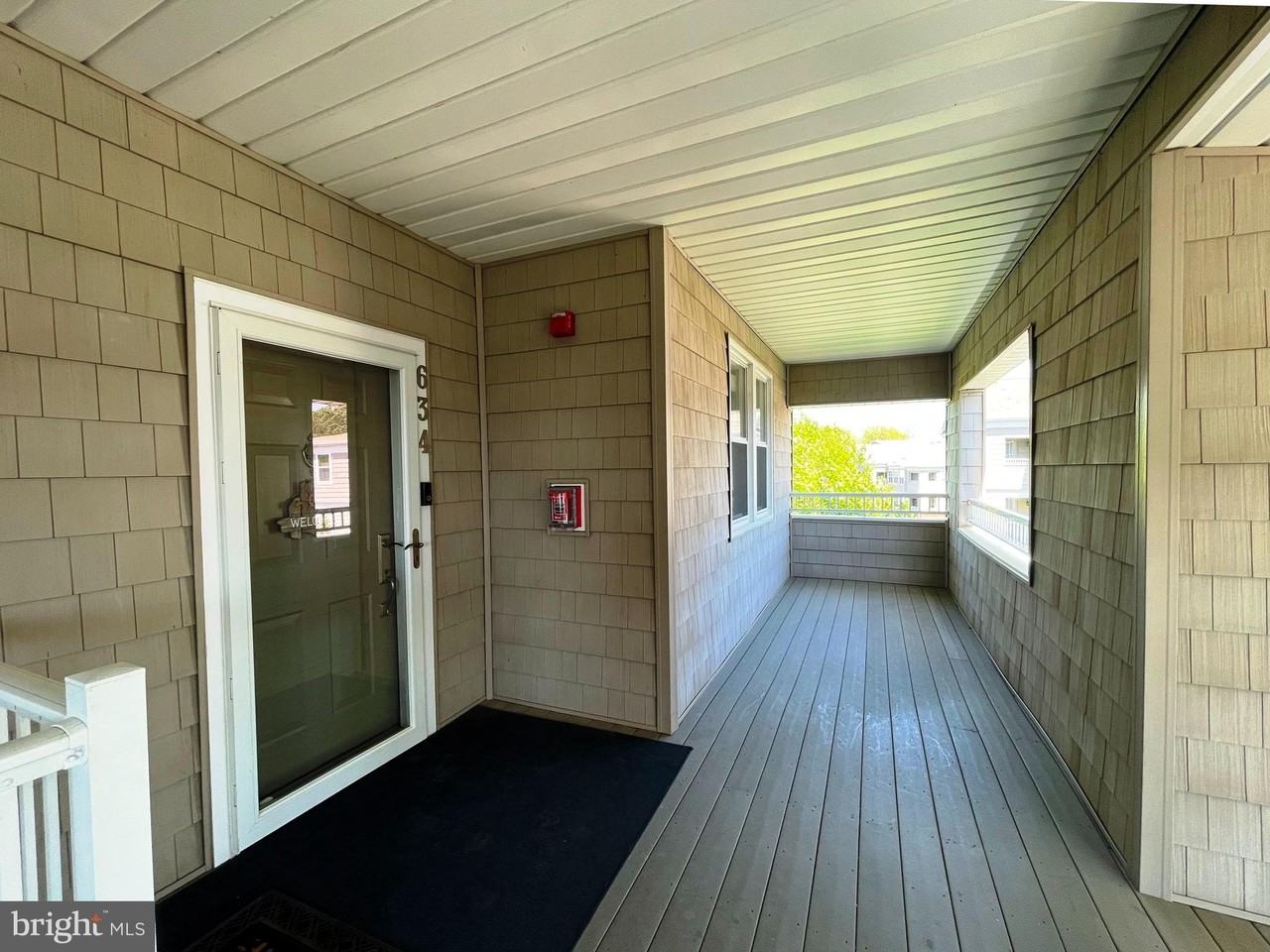 634 Oyster Bay Pl #404 - Photo 3 of 40