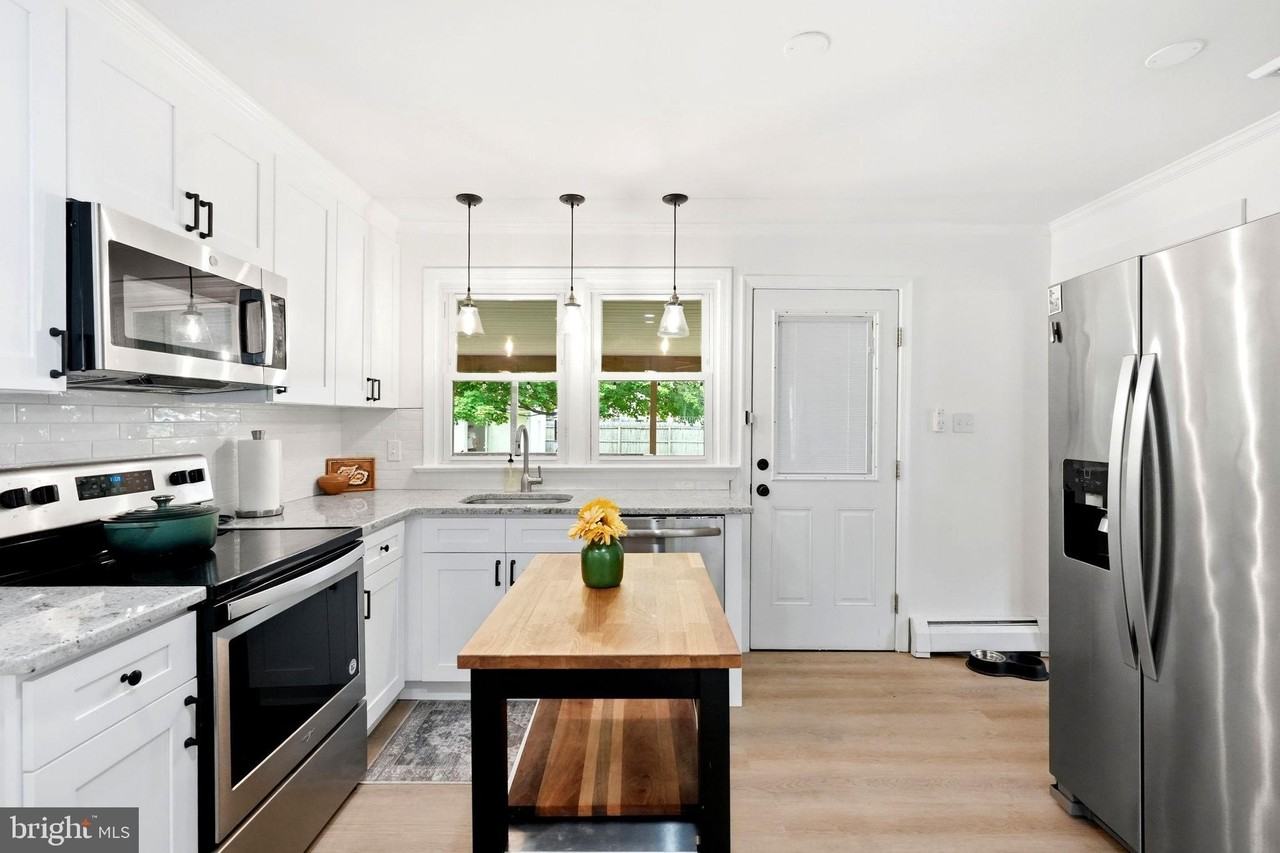 135 Longshore Ave - Photo 3 of 31