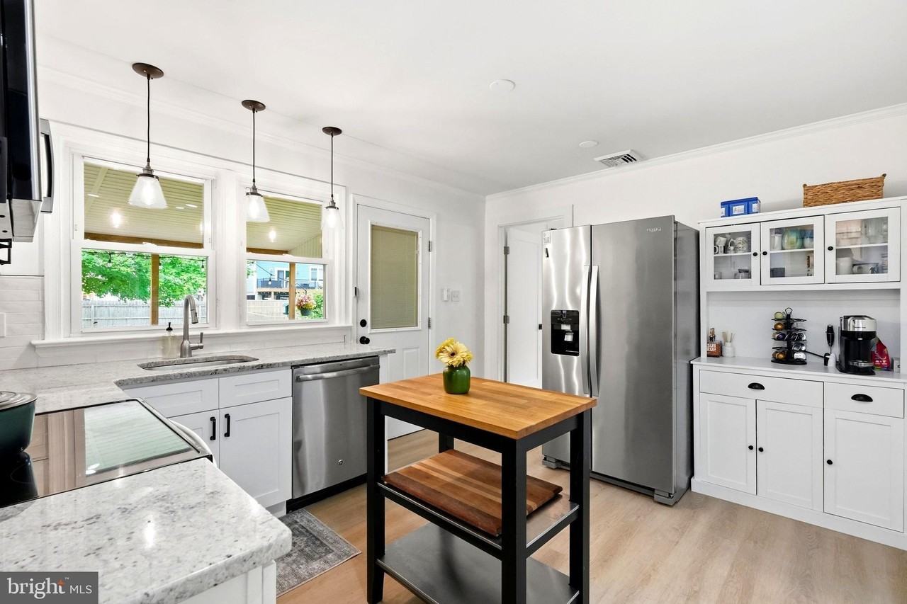 135 Longshore Ave - Photo 4 of 31