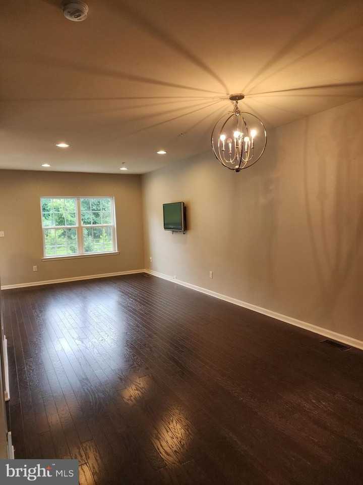 2207 Evin Dr - Photo 5 of 46