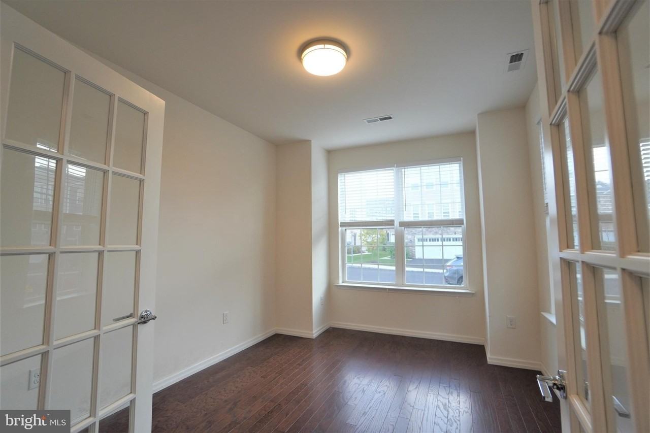 1013 Chapman Cir - Photo 6 of 30