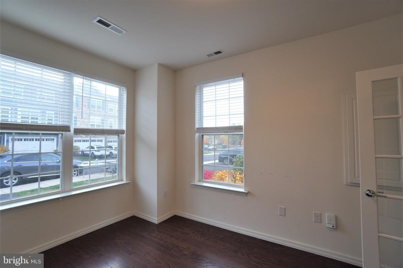 1013 Chapman Cir - Photo 7 of 30