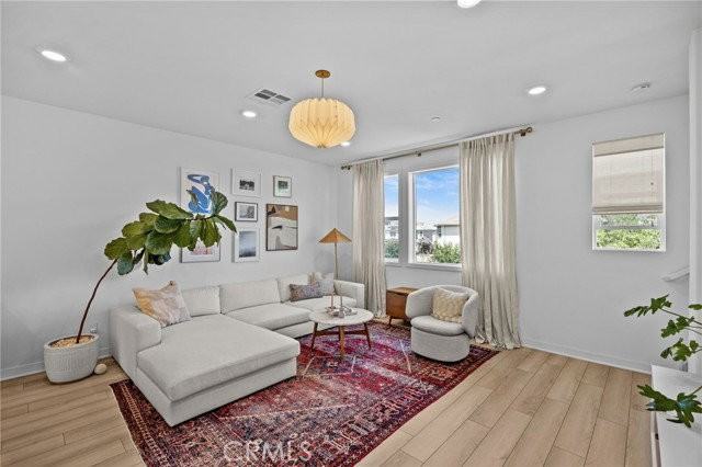323 Adela - Photo 4 of 8