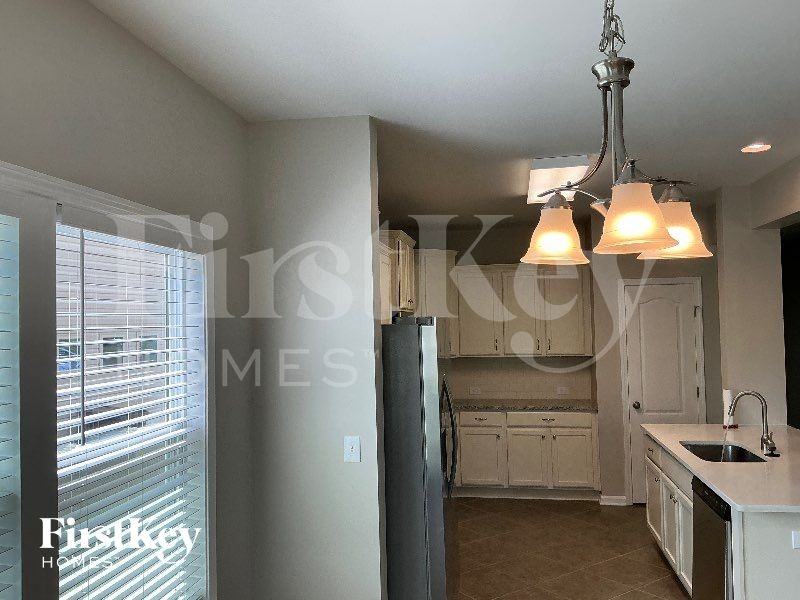 837 Ember Dr - Photo 5 of 12