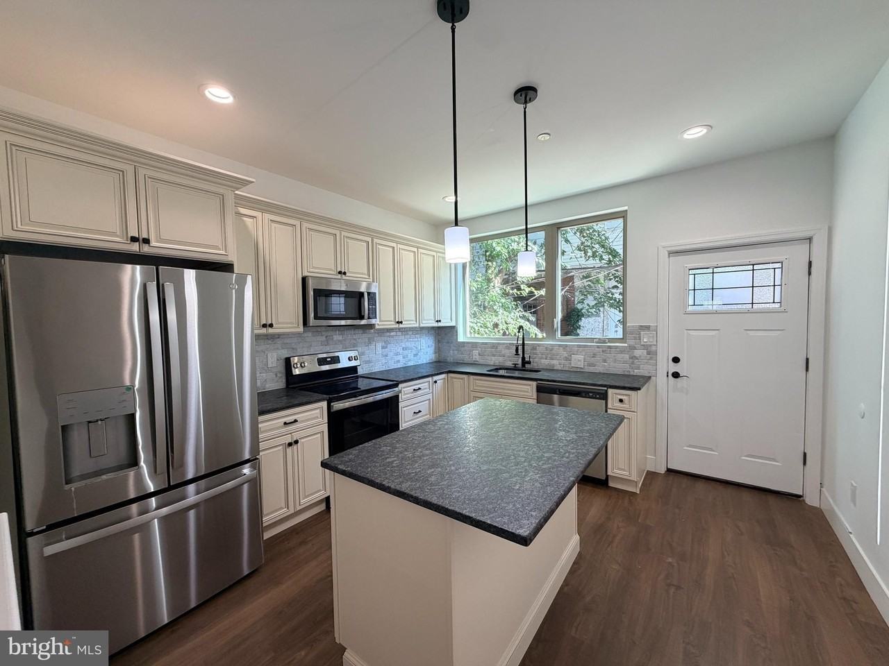 5520 Walton Ave - Photo 3 of 11