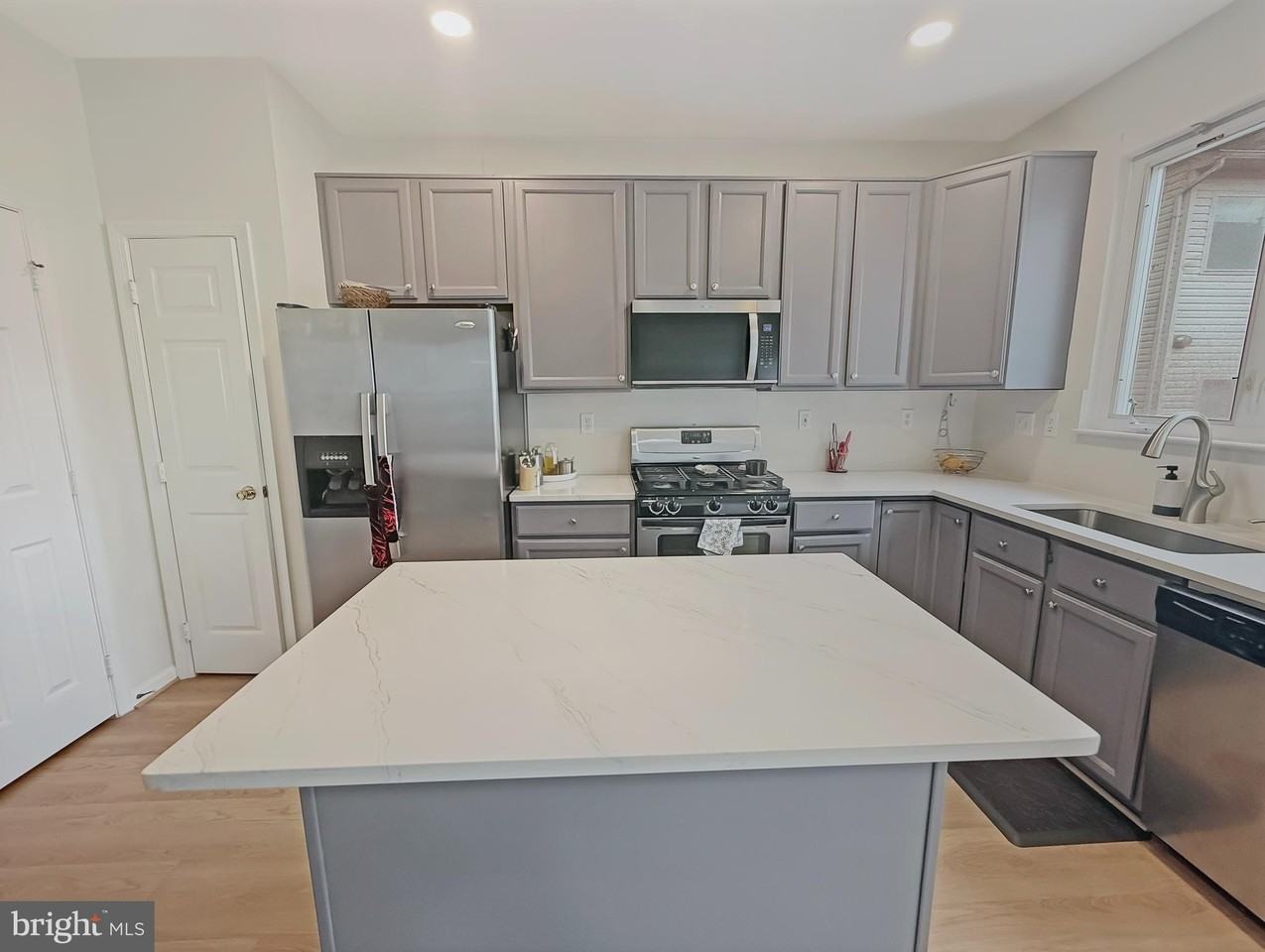 2535 James Monroe Cir - Photo 3 of 22