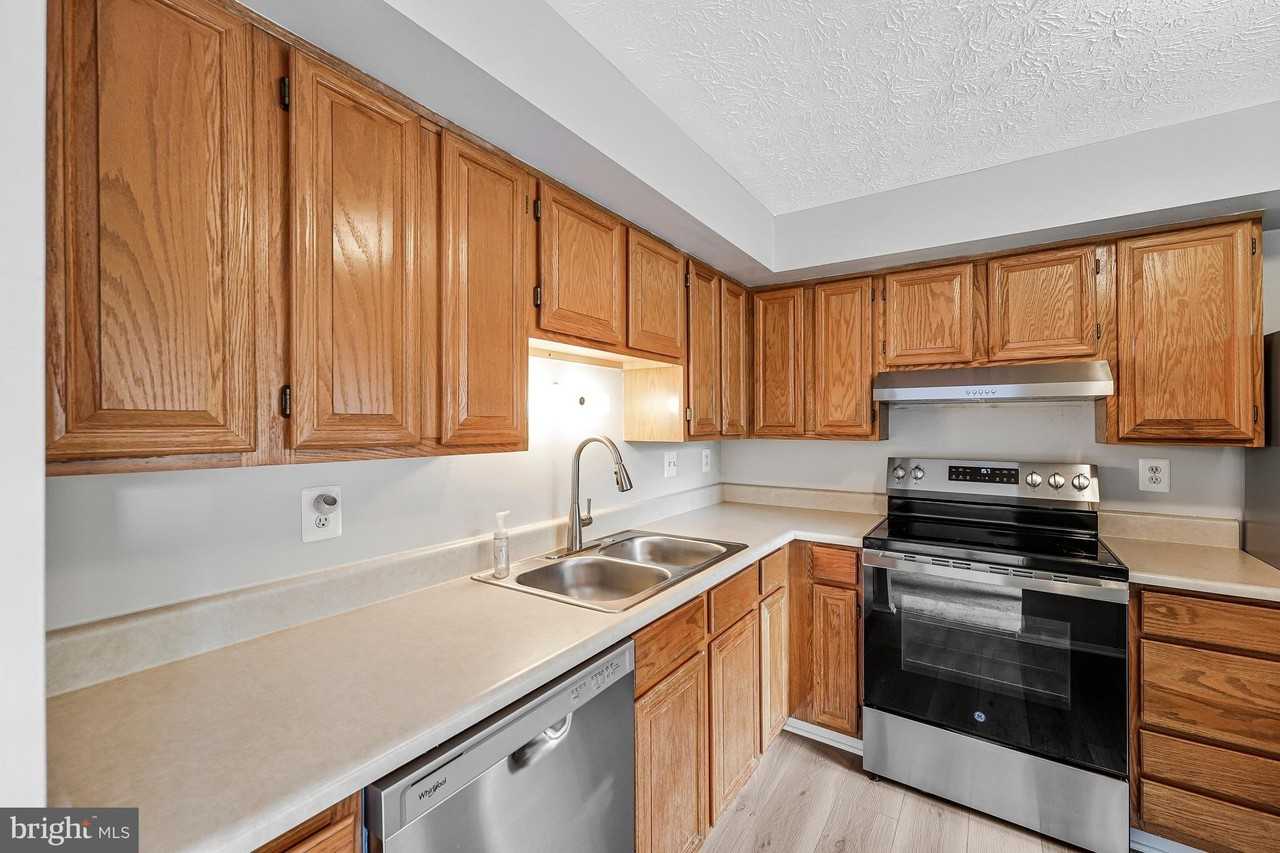 8025 Tyson Oaks Cir - Photo 6 of 35