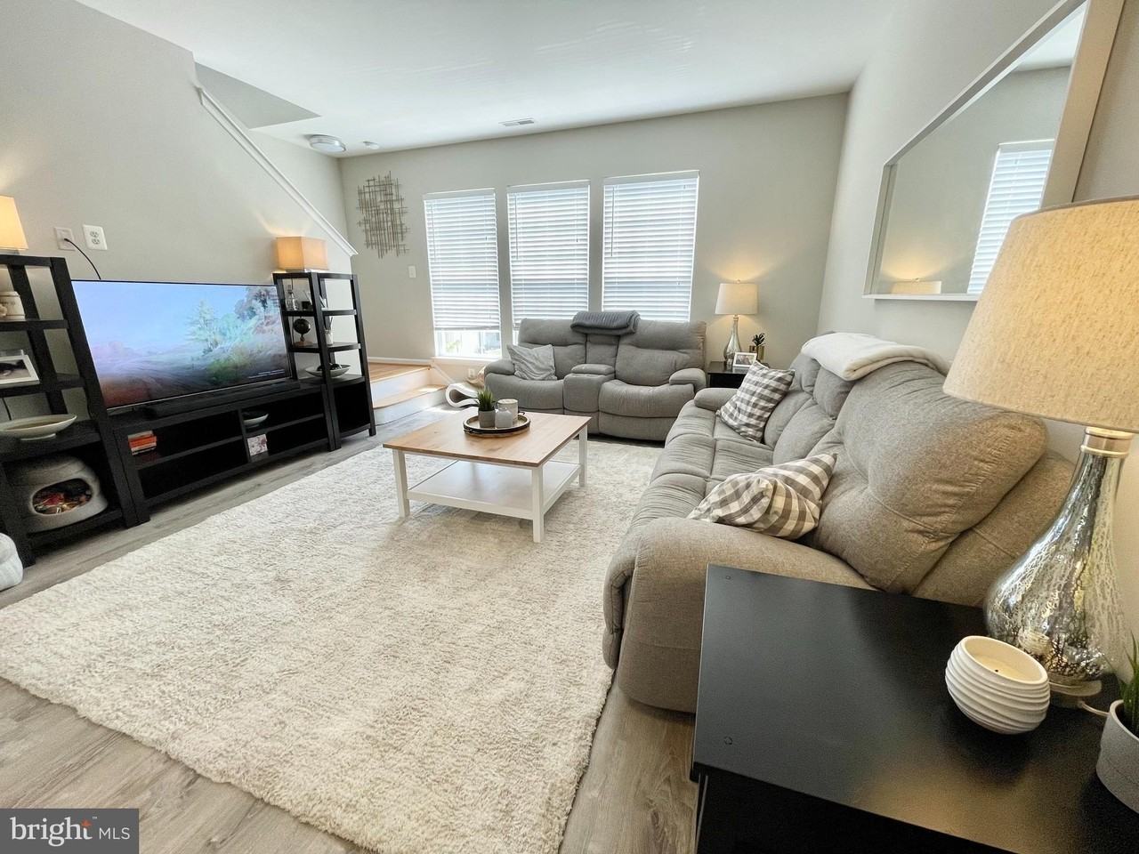 23052 Fontwell Sq - Photo 4 of 46