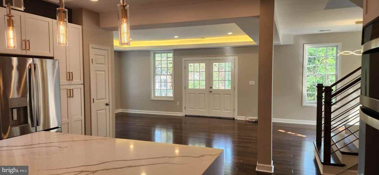 402 Mckenzie Dr - Photo 3 of 32