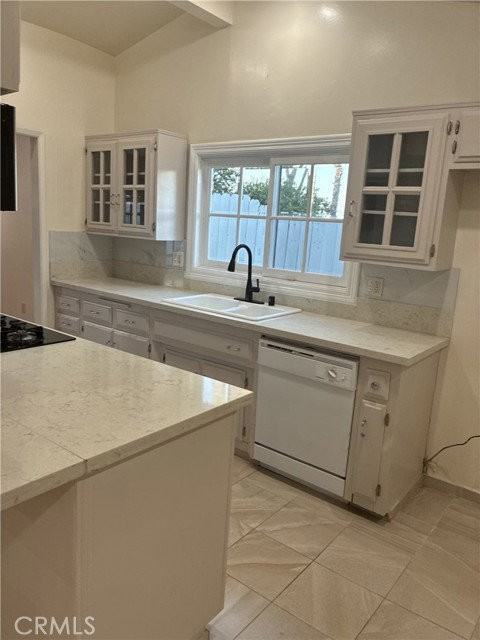 20405 Oxnard St - Photo 2 of 8