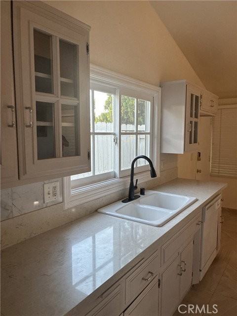 20405 Oxnard St - Photo 3 of 8