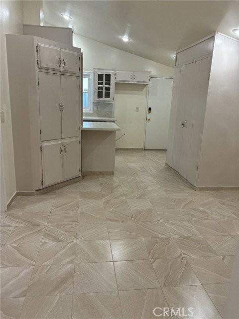 20405 Oxnard St - Photo 4 of 8