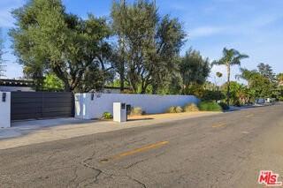 22935 Oxnard St - Photo 3 of 8