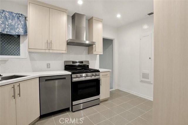 1527 N Avon St - Photo 4 of 5