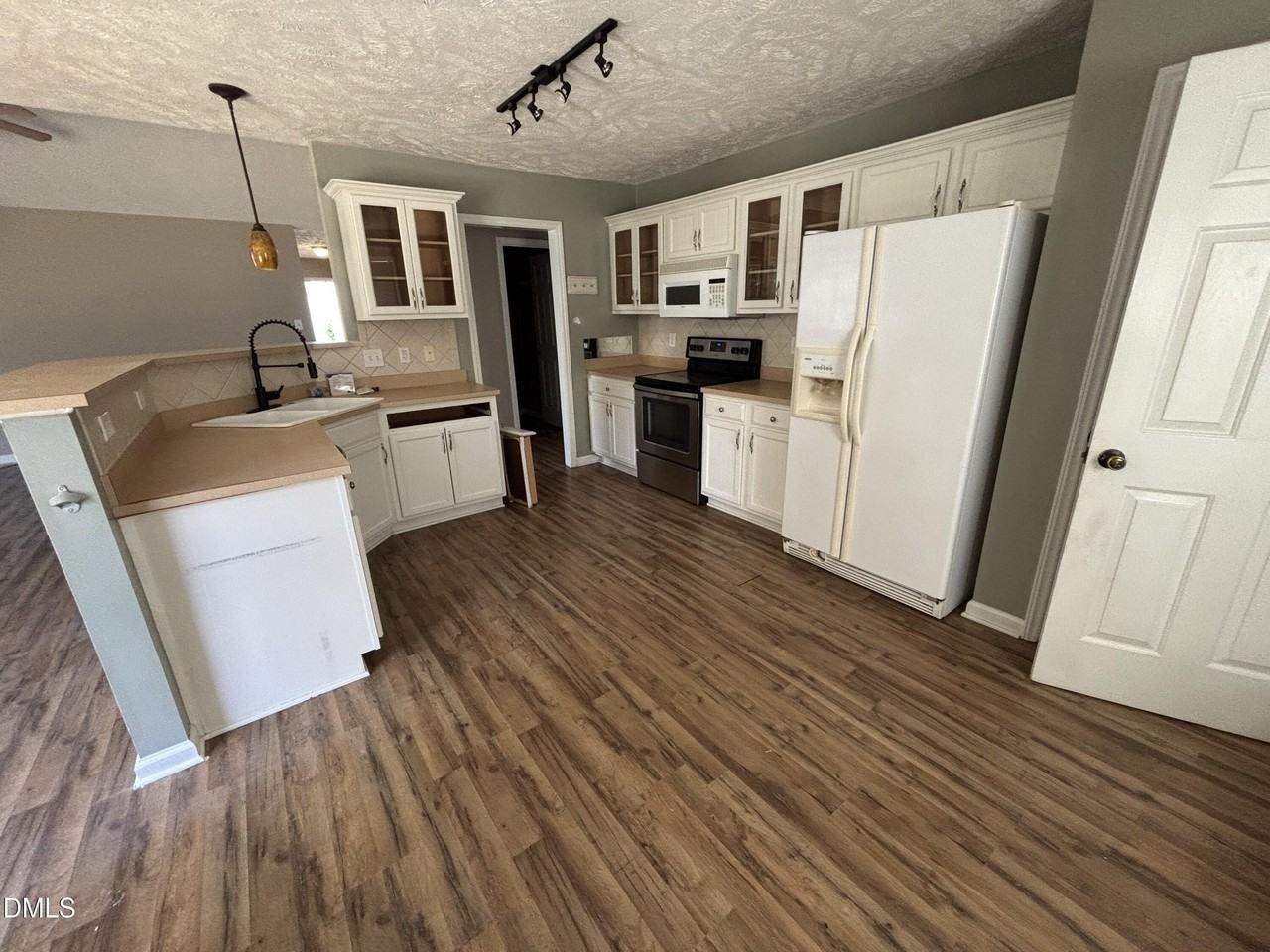 337 Americana Dr - Photo 3 of 40