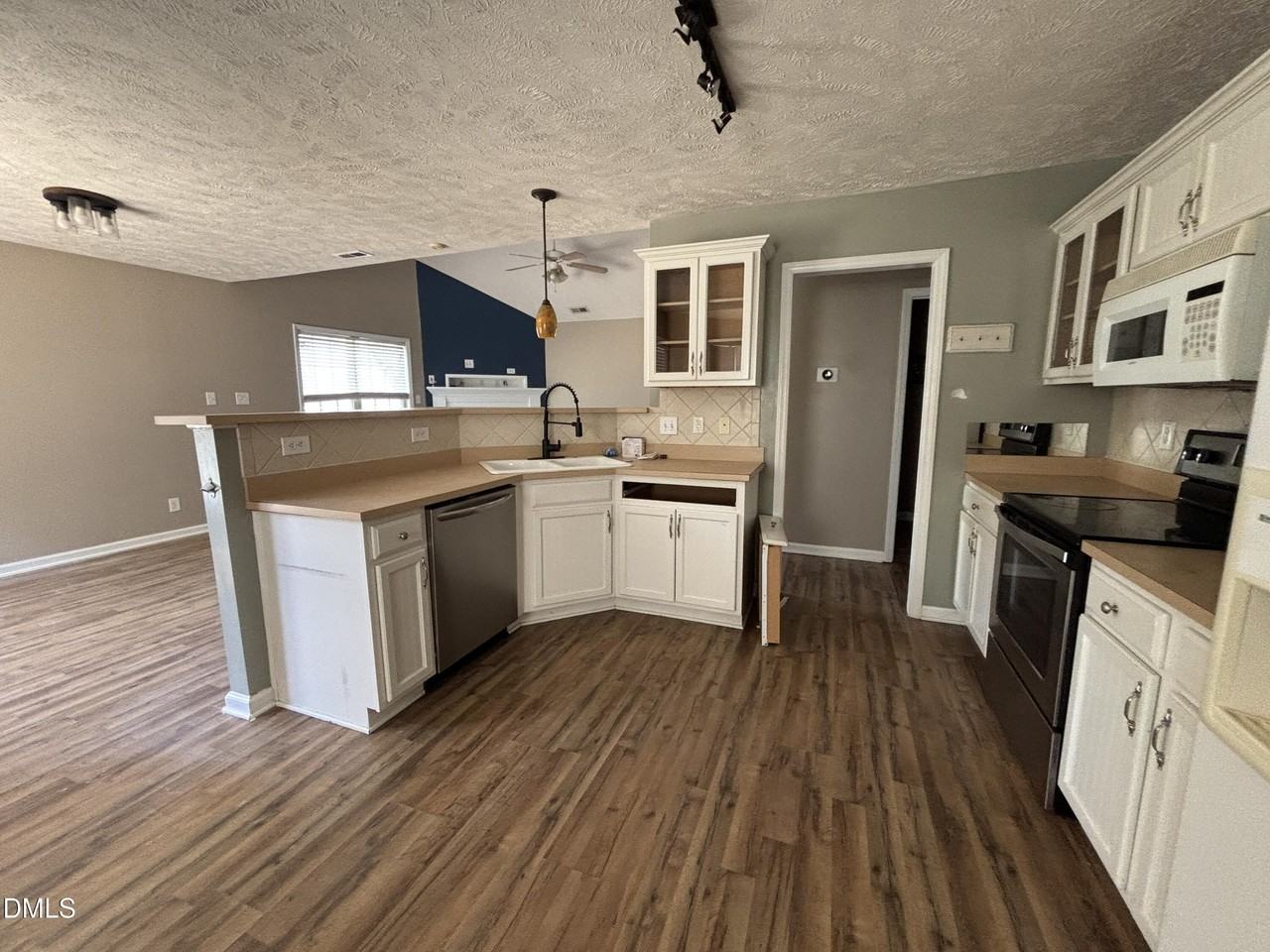 337 Americana Dr - Photo 5 of 42