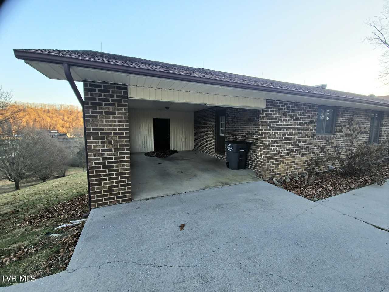 346 Eastland Dr - Photo 3 of 36