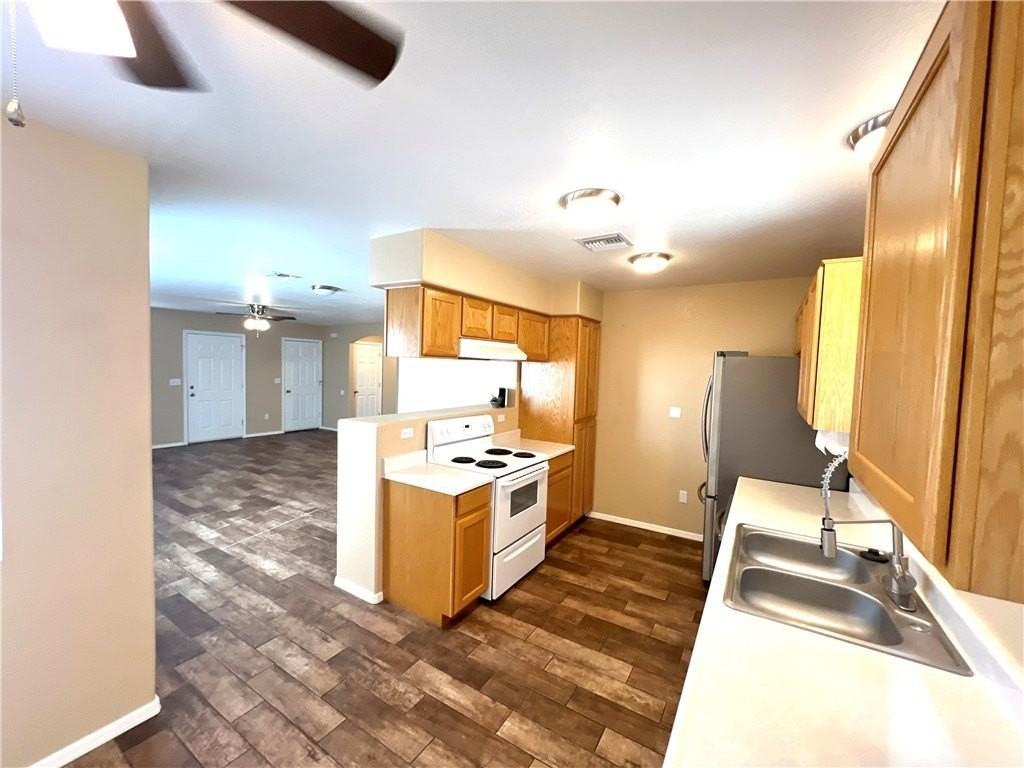 848 Roadrunner Dr - Photo 3 of 9