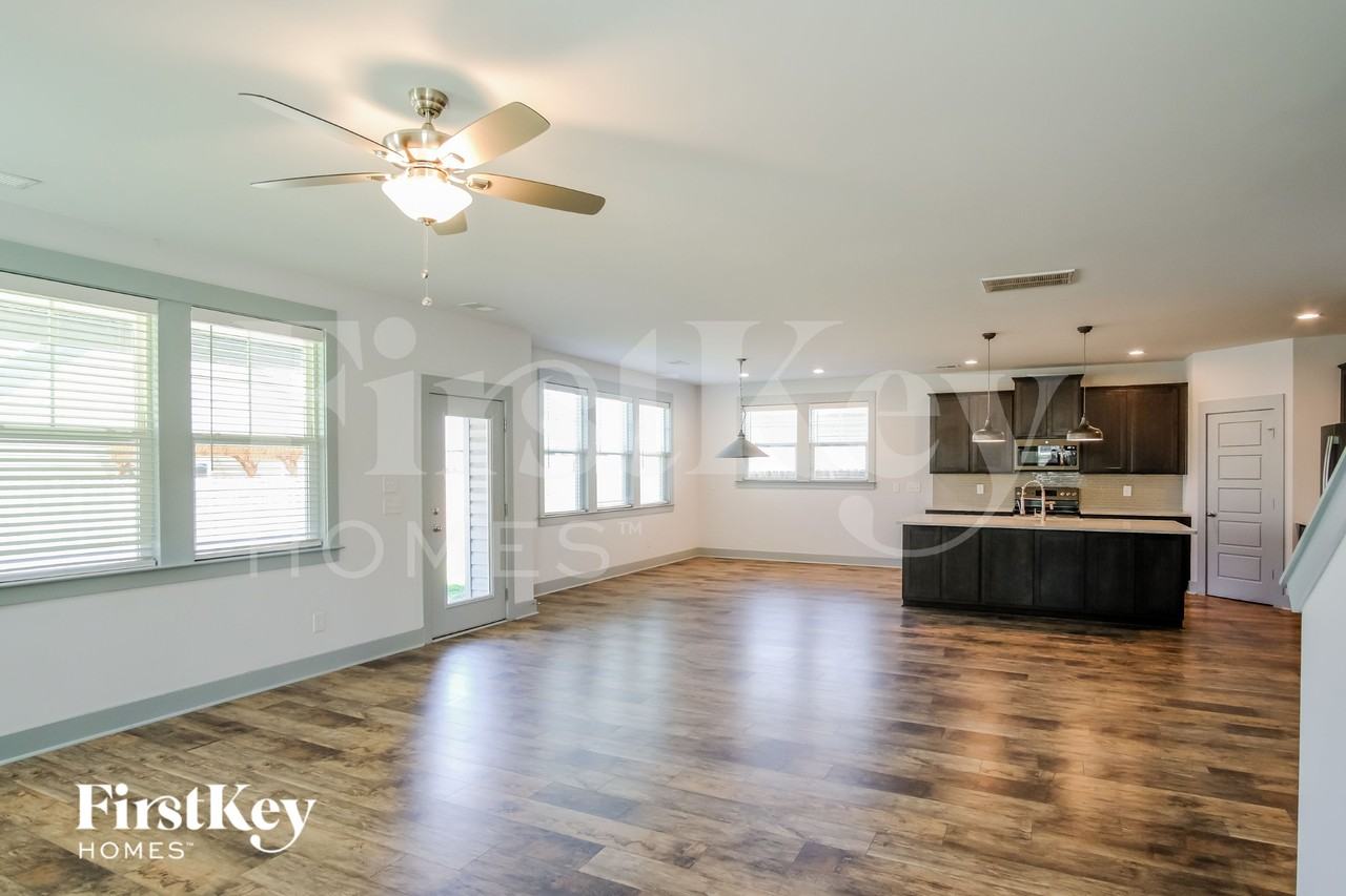 222 Whirlaway Dr - Photo 4 of 15