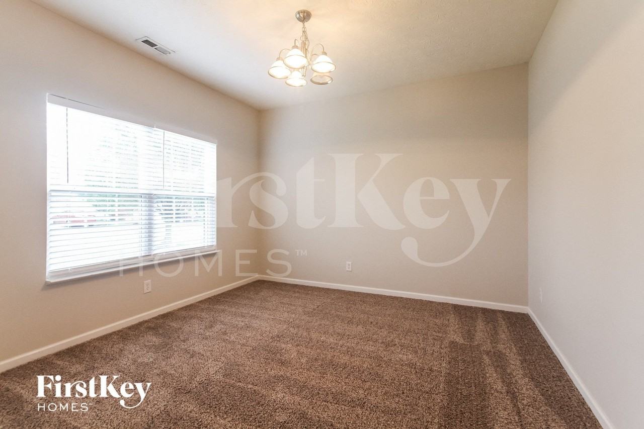 1004 Retford Dr - Photo 3 of 15