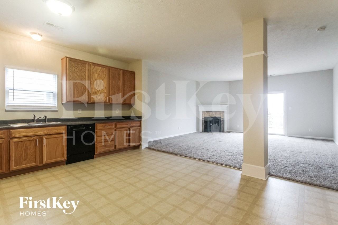 1004 Retford Dr - Photo 4 of 15