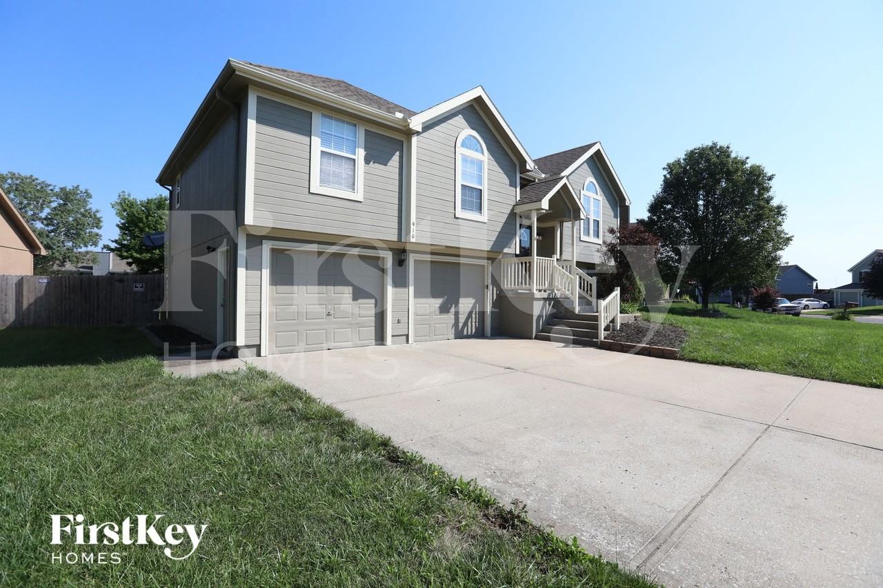 910 Applewood Ln - Photo 2 of 4