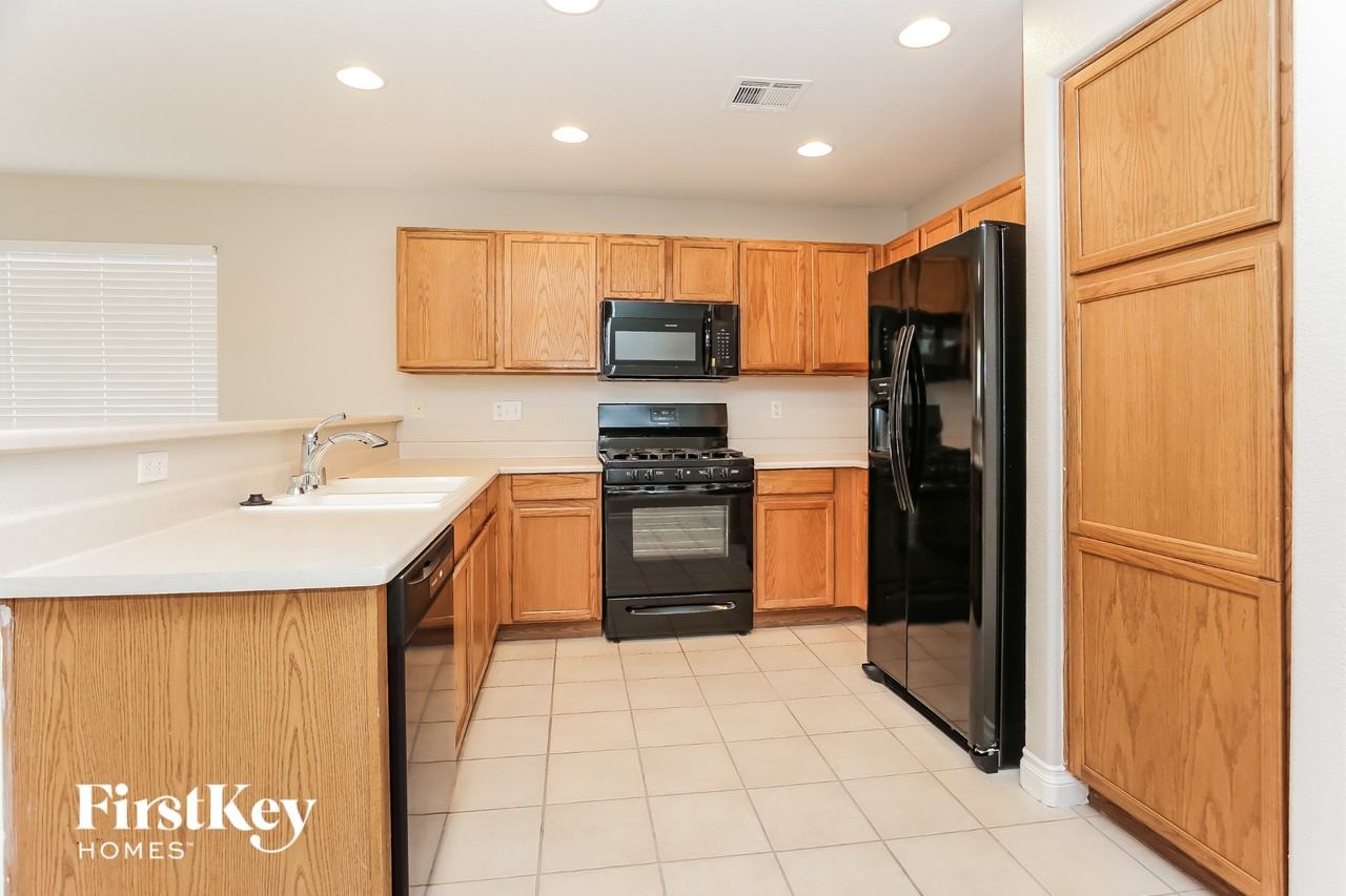 5001 Prairie Springs Ct - Photo 5 of 15