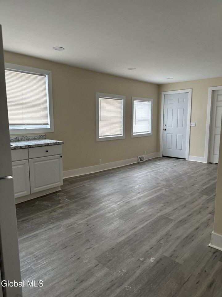 6 Alexander St - Photo 2 of 11