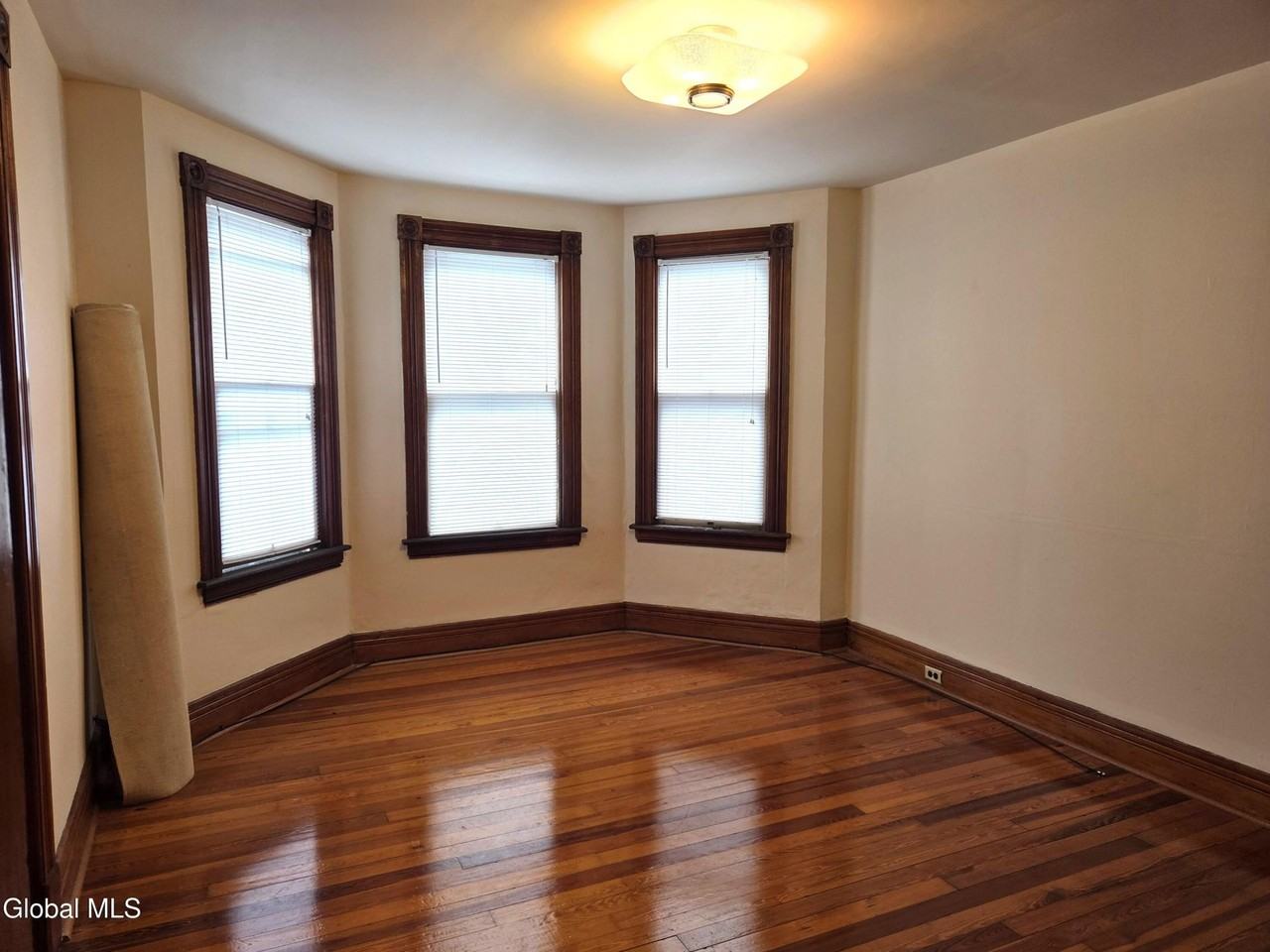 1273 Parkwood Blvd - Photo 4 of 9