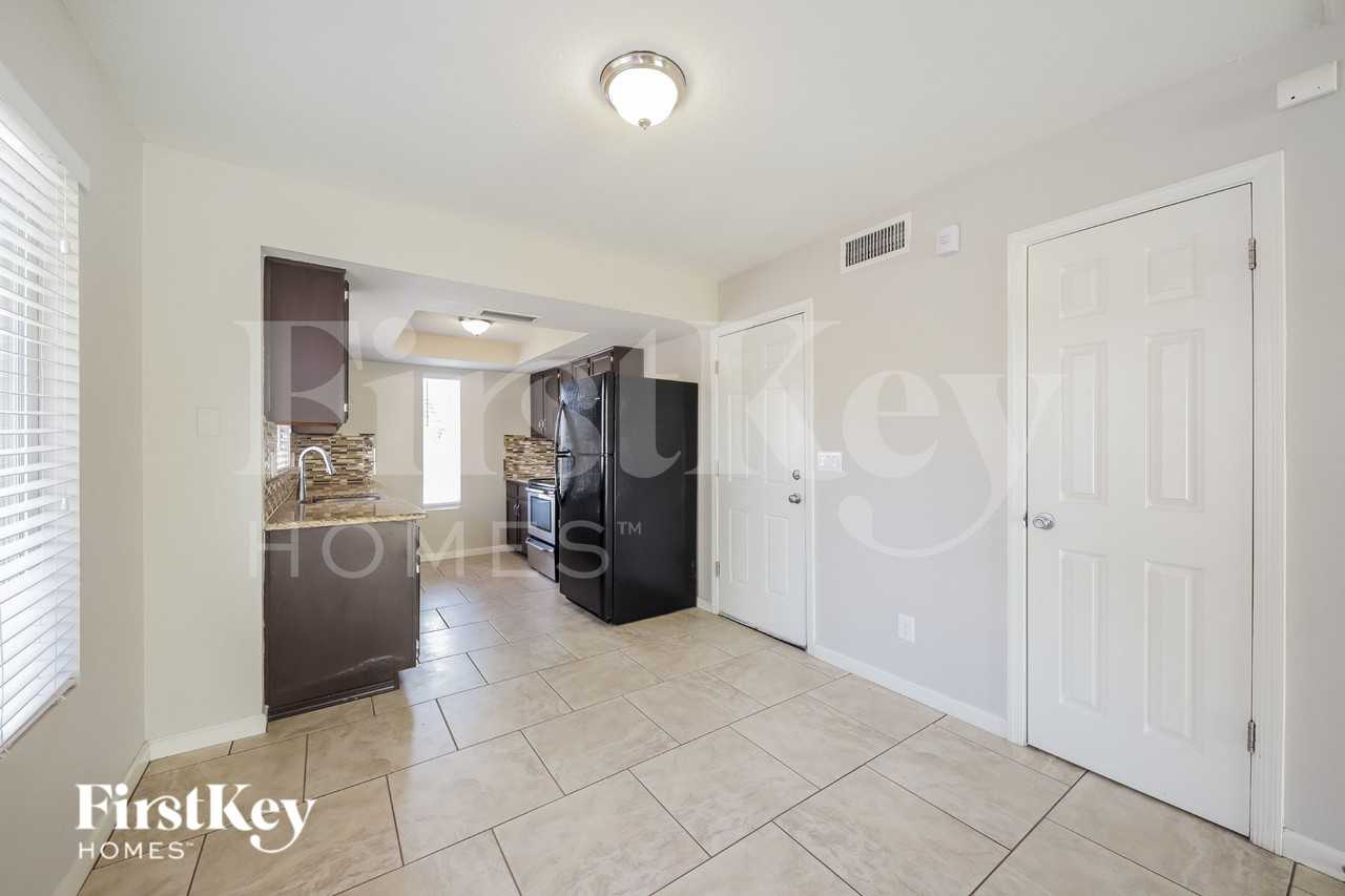 11014 N 82nd Ave - Photo 4 of 16