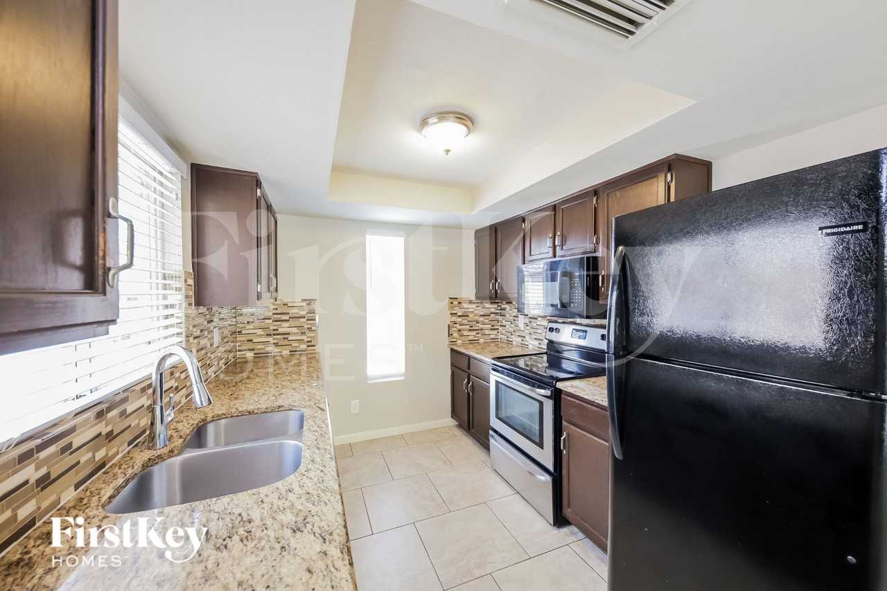 11014 N 82nd Ave - Photo 5 of 16