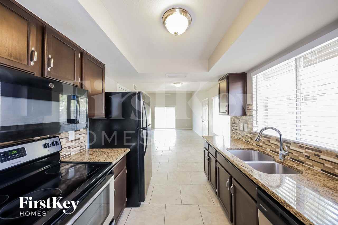 11014 N 82nd Ave - Photo 6 of 16