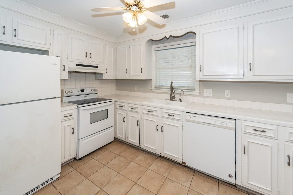 765 Leafwood Rd - Photo 5 of 50