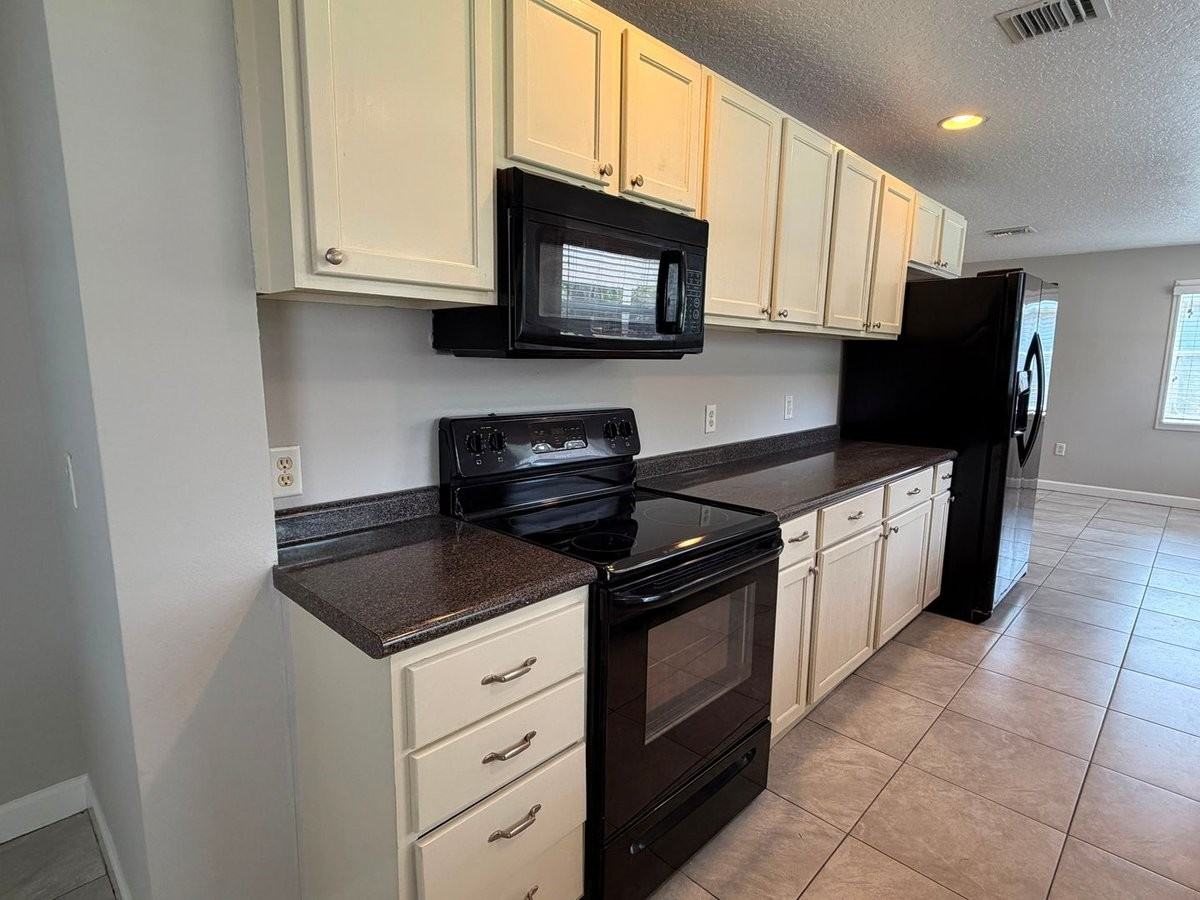 305 Pennsylvania Ave - Photo 3 of 21
