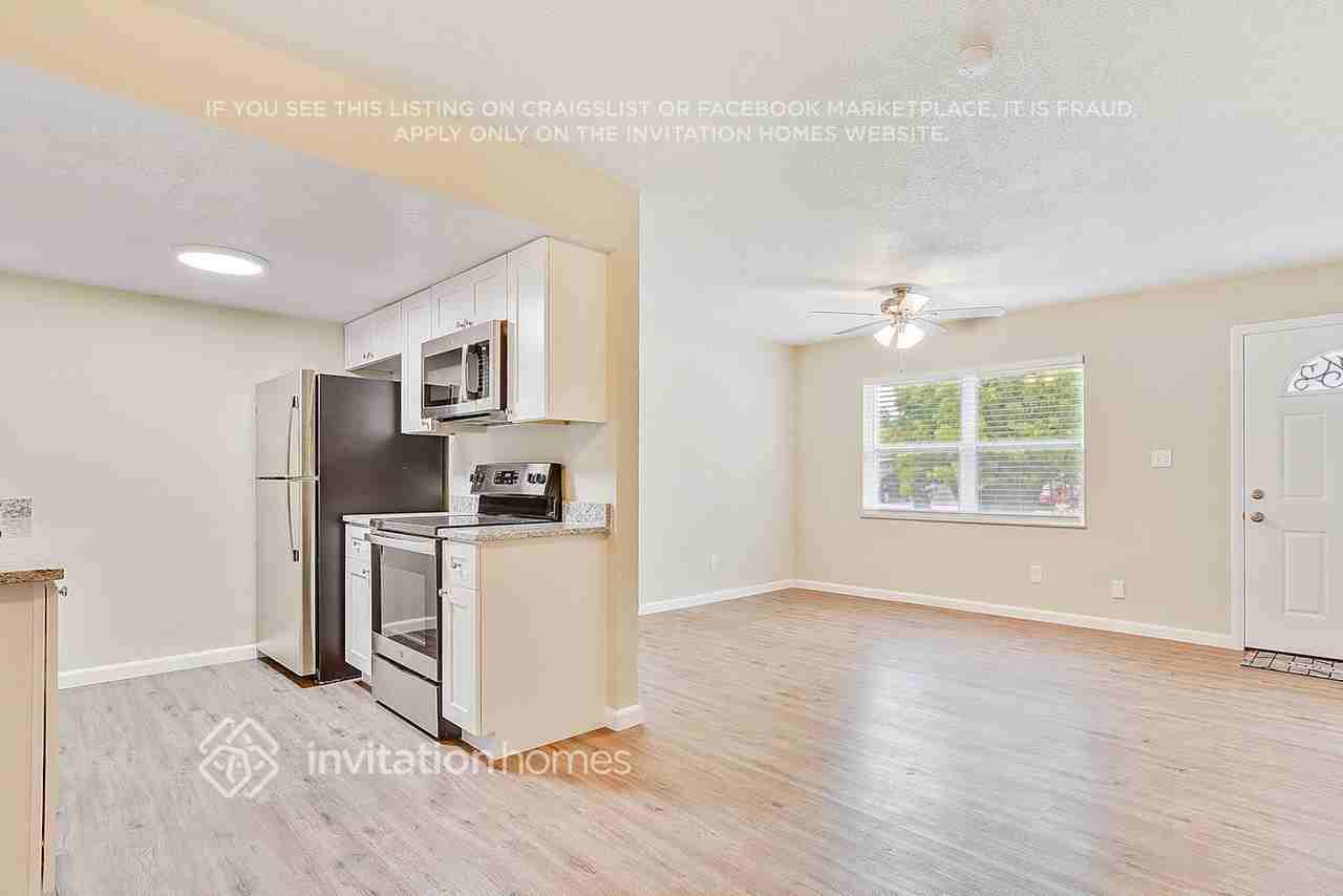 4033 Castlegate Dr - Photo 3 of 23