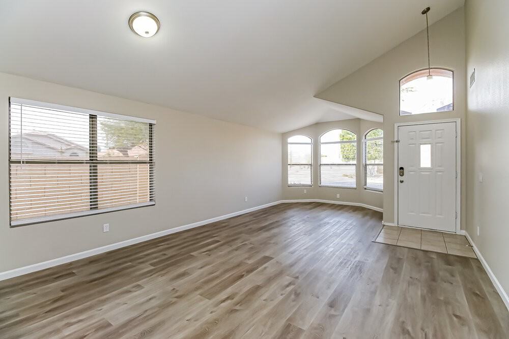 477 E Devon Dr - Photo 3 of 16