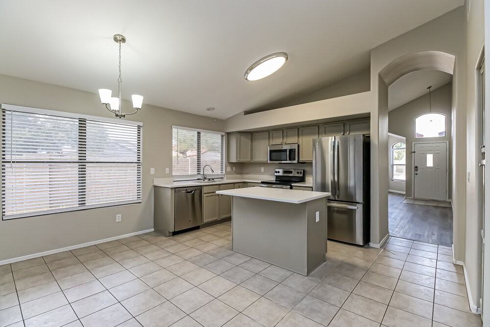 477 E Devon Dr - Photo 5 of 16