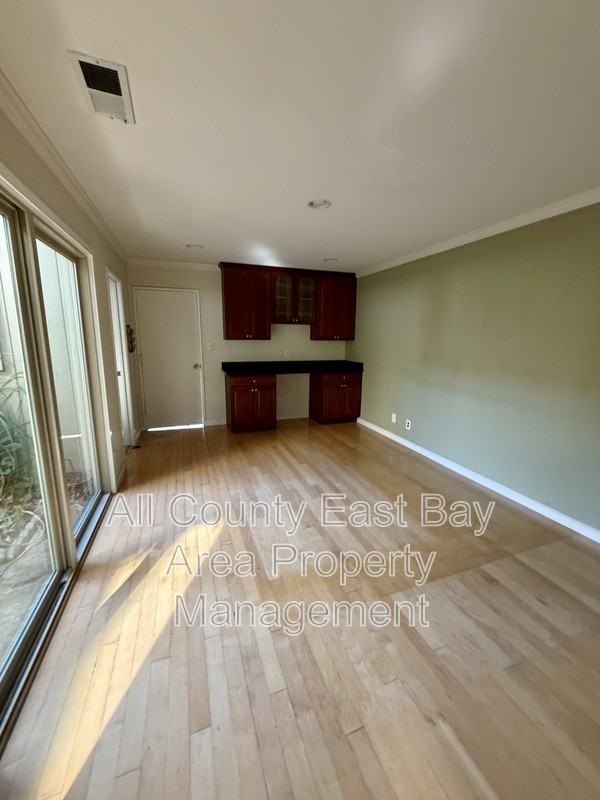 1071 Jost Ln - Photo 5 of 10