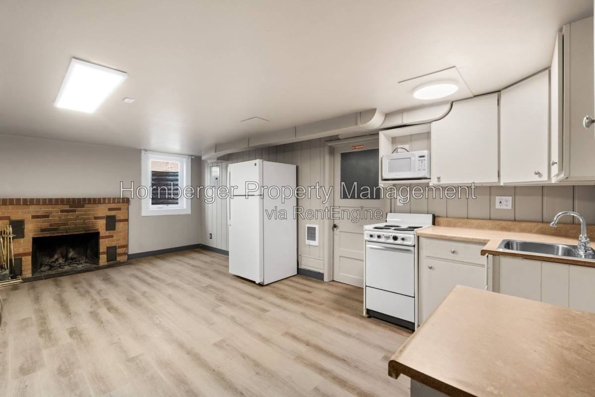 1619 N Oak St #B - Photo 2 of 10