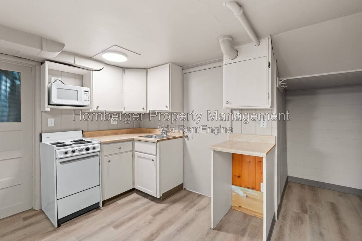 1619 N Oak St #B - Photo 3 of 10