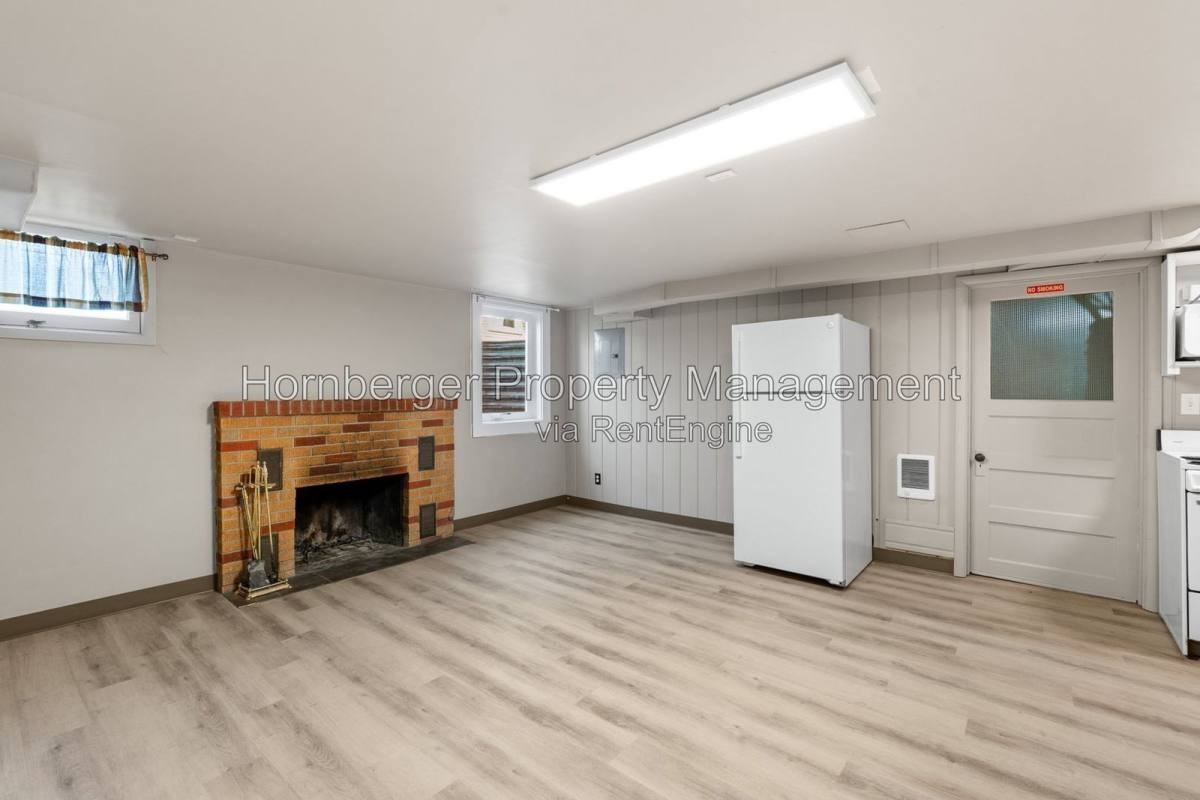 1619 N Oak St #B - Photo 5 of 10