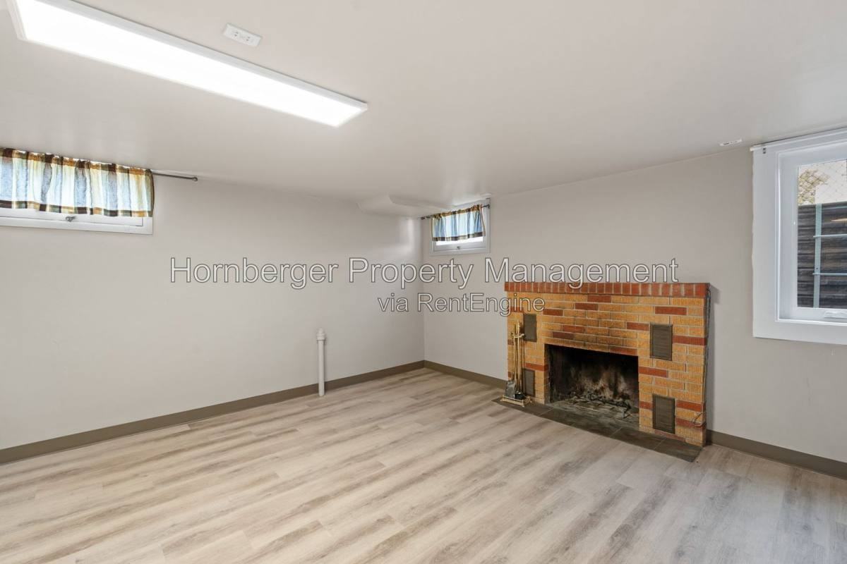 1619 N Oak St #B - Photo 6 of 10