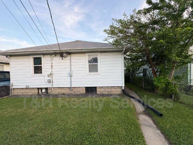 4814 E 10th St - Photo 4 of 17