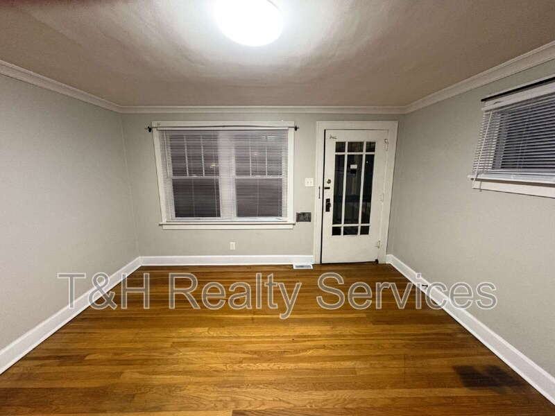 4814 E 10th St - Photo 5 of 17