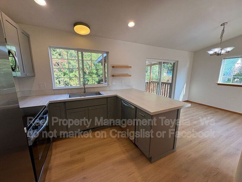 1605 31st St - Photo 5 of 23